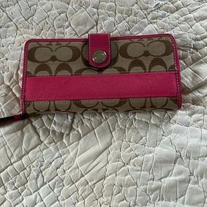 Coach signature large wallet. Signature and pink.